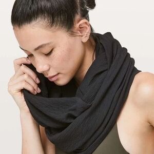 Lululemon Vinyasa Infinity Scarf, Crinkle Black, One Size, RARE